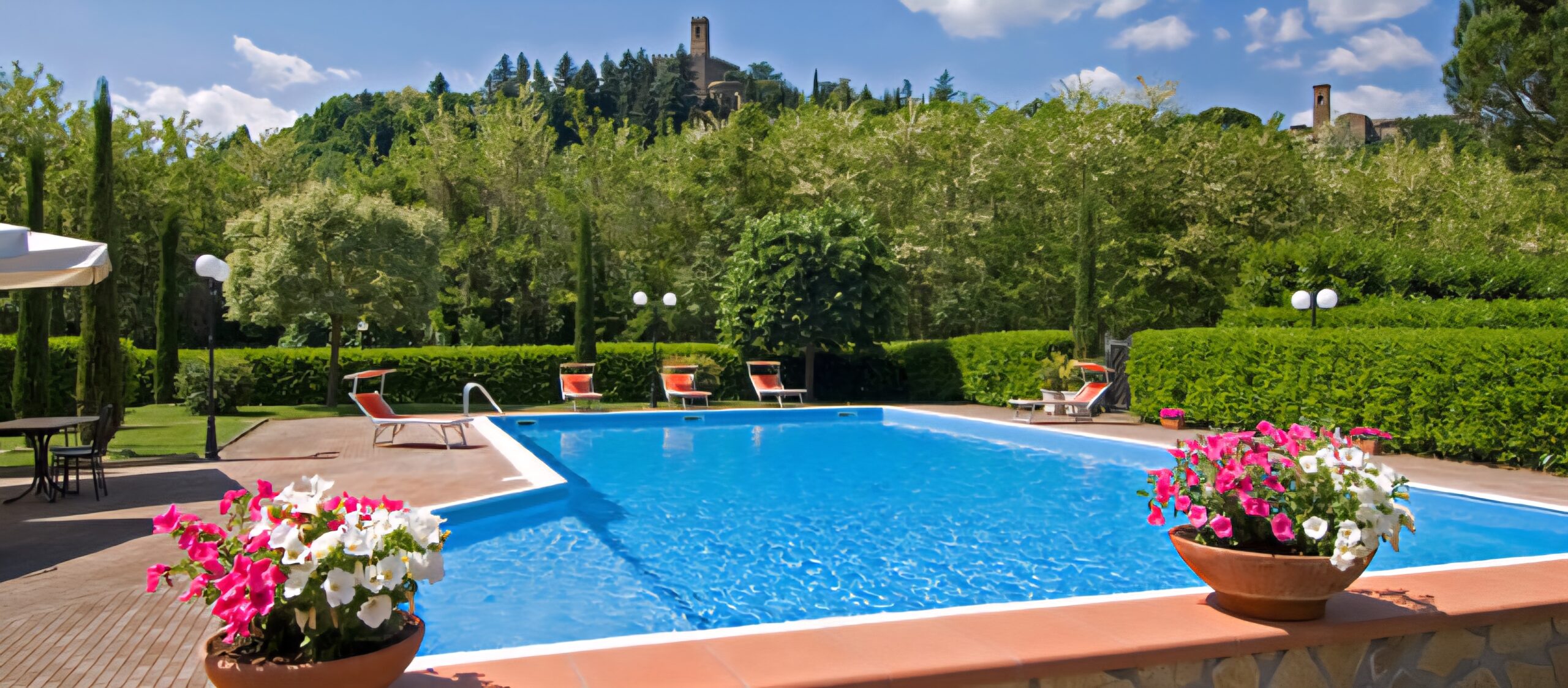 Piscina e giardino del Parc Hotel di Poppi con vista sul Castello dei Conti Guidi