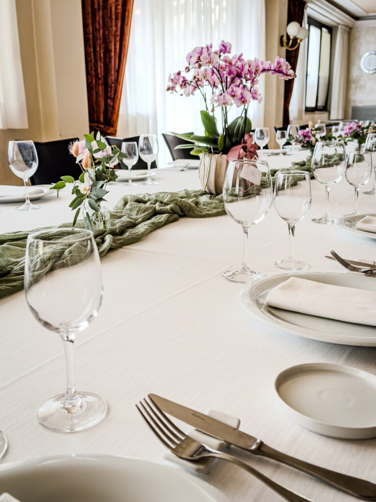 Sala interna del ristorante con tavola apparecchiata – Ristorante Parc Hotel, Poppi
