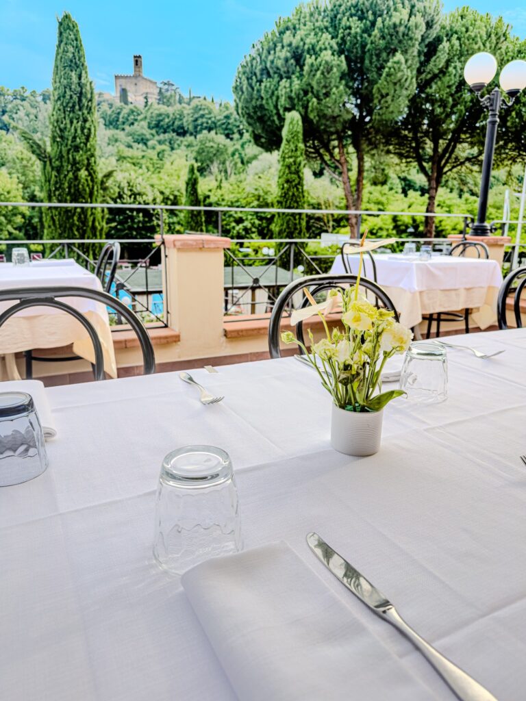 Tavolo in terrazza con vista sul Castello di Poppi – Ristorante Parc Hotel, Poppi
