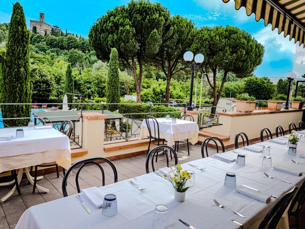 Terrazza del ristorante con vista sul Castello dei Conti Guidi – Ristorante Parc Hotel, Poppi